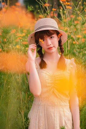 清新自然风格麻花辫戴帽美女写真图片